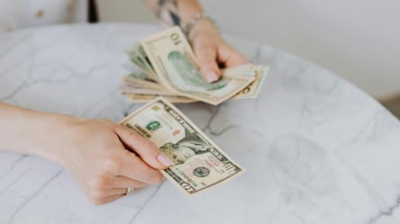 Коли краще йти в обмінник за валютою — українцям назвали вигідний період - 285x160