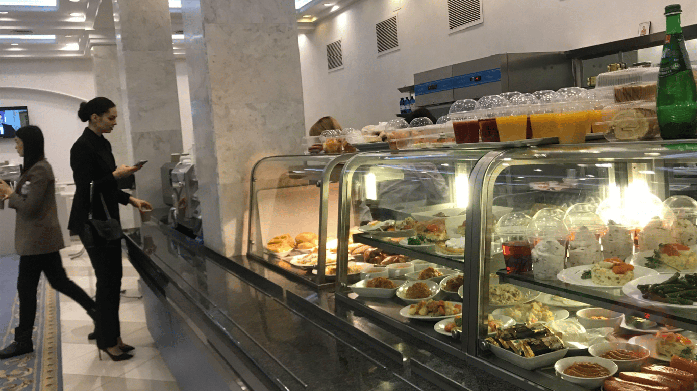"На Липській ресторани дешевші": скільки коштує пообідати в їдальні Верховної Ради