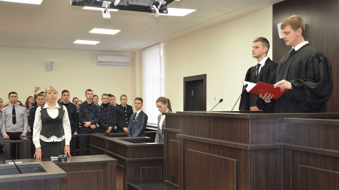 Виписував родичам премії — на Львівщині суд покарав директора школи