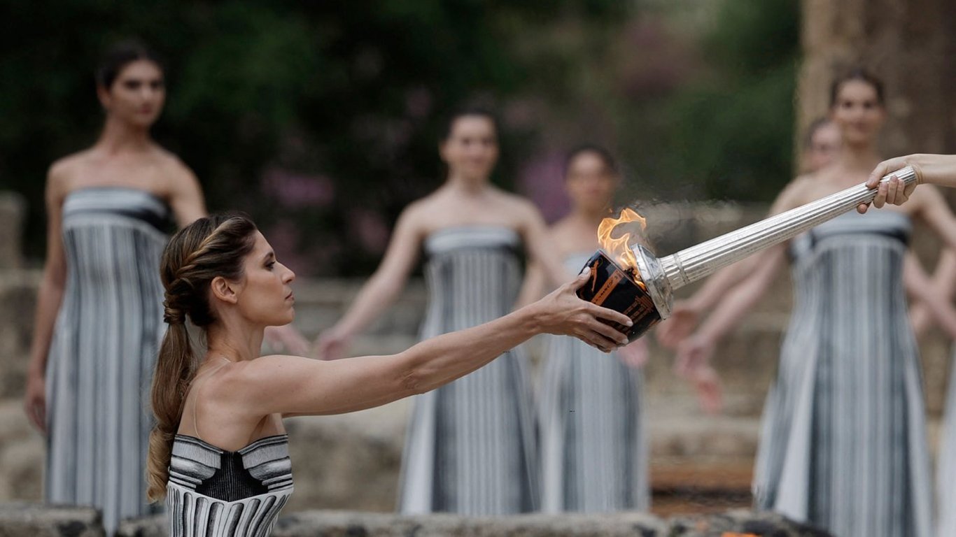 В Греции зажгли Олимпийский огонь перед Играми в Париже — видео