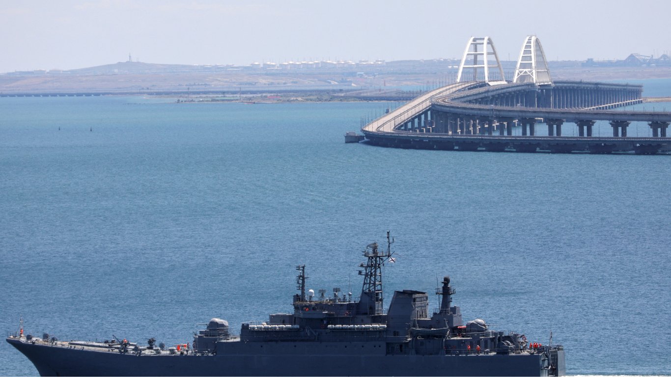 Росія зупинила рух Керченською протокою за день до обстрілу Кримського моста, — ЗМІ