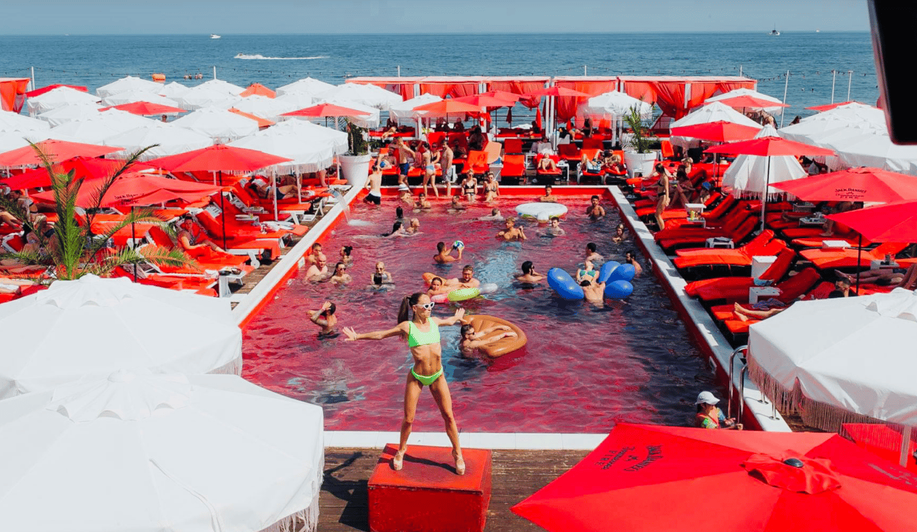 Бассейн в клубе Red Line. Фото: Red Line