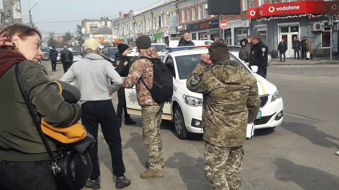 У Києві чоловік кидався з ножем на працівників ТЦК — подробиці