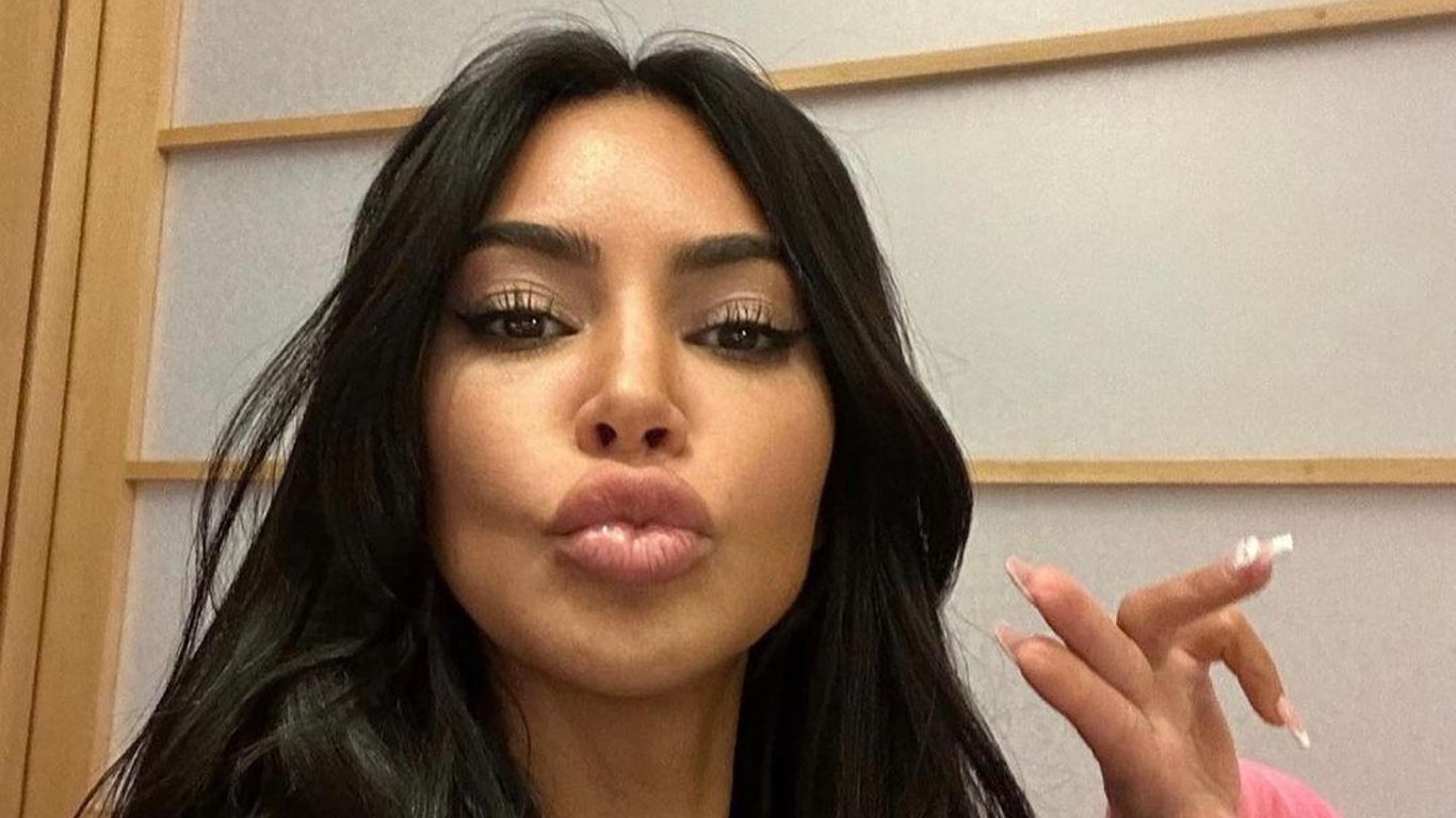 Ким Кардашян без макияжа подловили возле офиса пластического хирурга