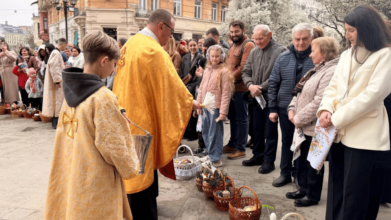 Во Львове начали освящать пасхальные корзины: фоторепортаж