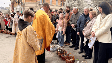 У Львові почали освячувати великодні кошики: фоторепортаж - 290x166