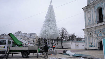 В Киеве устанавливают главную елку страны — фоторепортаж - 290x166