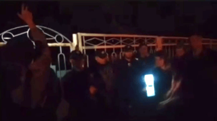 У Запоріжжі люди зібралися під ТЦК та звинувачують працівників у викраденні чоловіка - 285x160