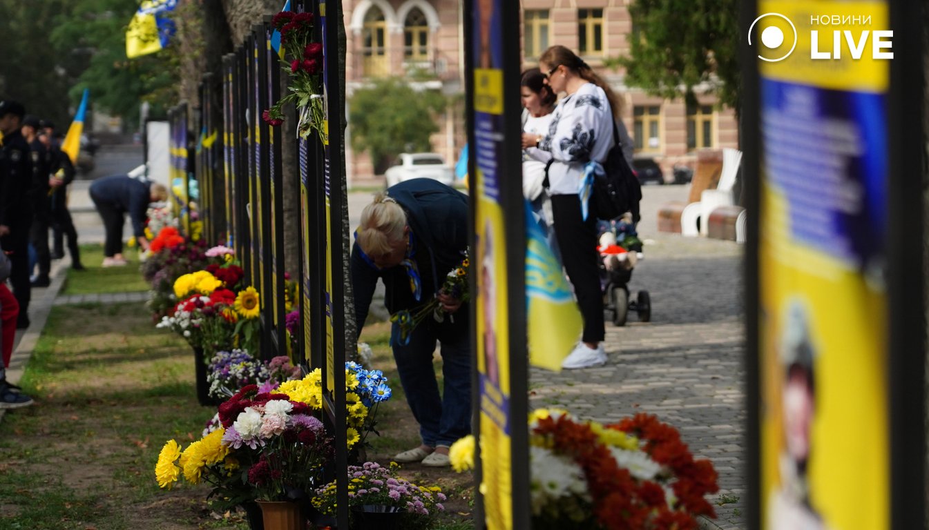 Вони стояли за нас і за свободу до кінця — в Одесі вшанували захисників України - фото 3
