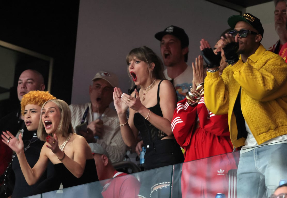 Певица Тейлор Свифт с друзьями во время Супербоула. Фото: Reuters