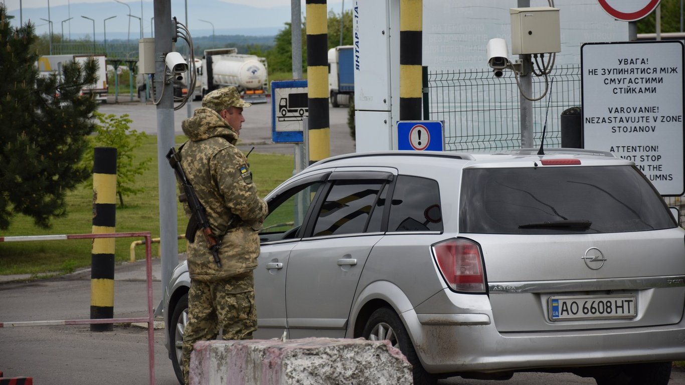 Перетин кордону України: чому можуть конфіскувати мобільний телефон у 2026 році