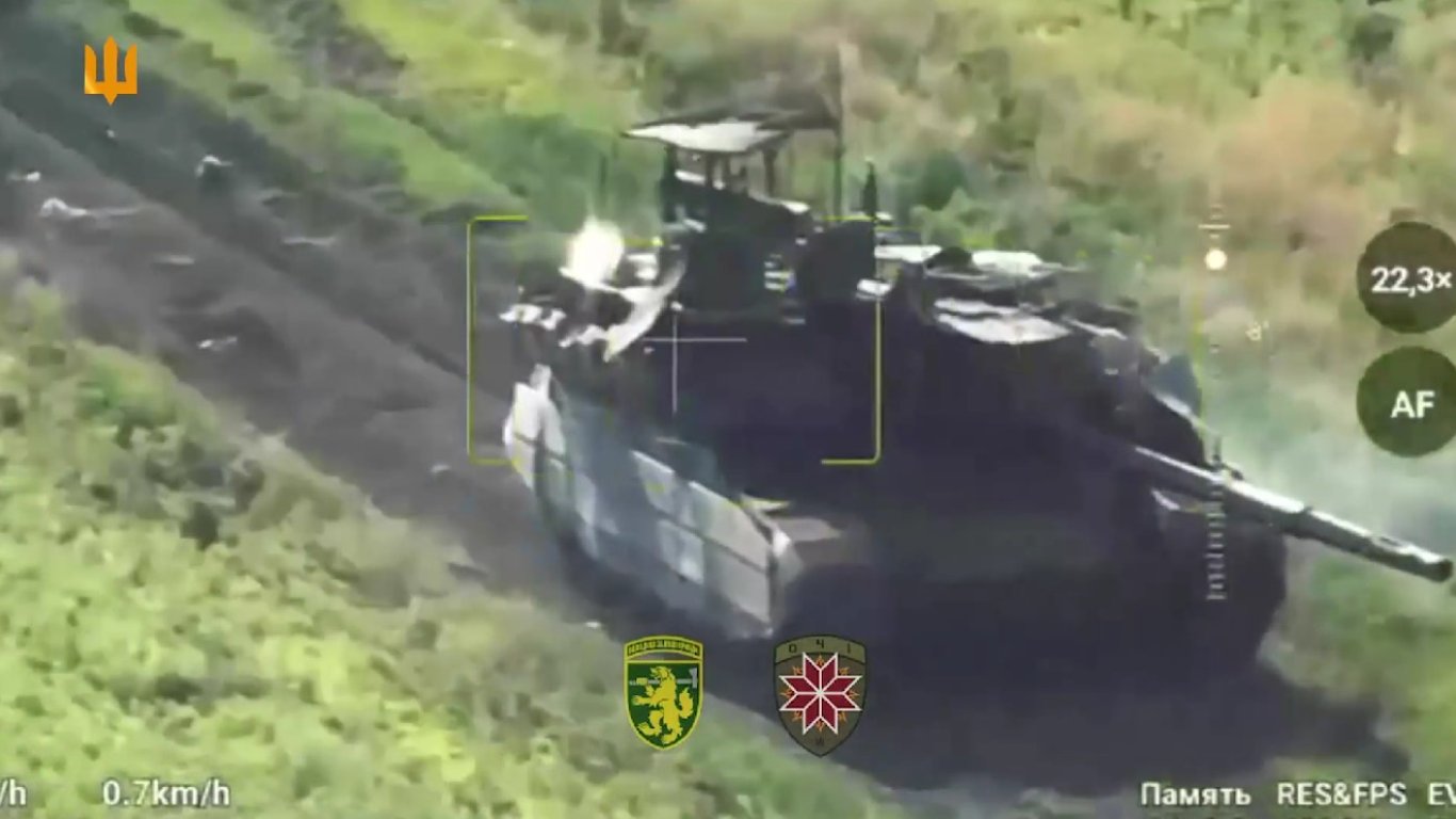 ВСУ дронами и пушками разбили танки РФ — эффектные кадры
