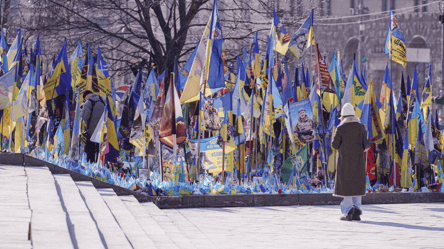 В Киеве на Майдане почтили память Героев войны — фоторепортаж - 285x160