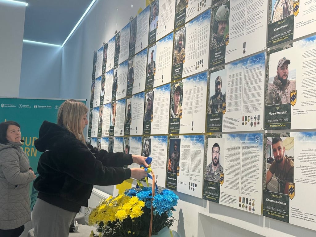 У Львові відкрили виставку на честь героїв "Азову" — фото - фото 1