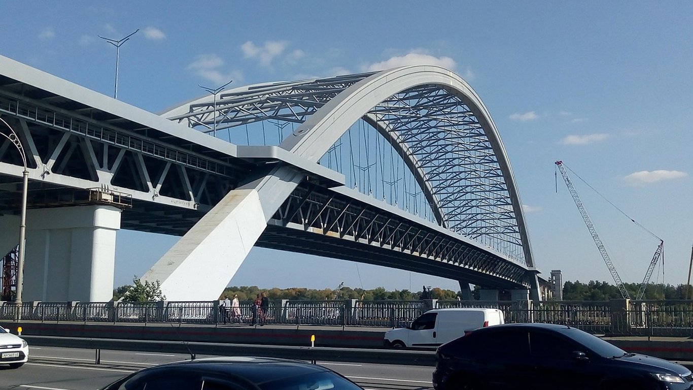 Подольский мост за сумасшедшие деньги: в Киеве сообщили о подозрении директору КП