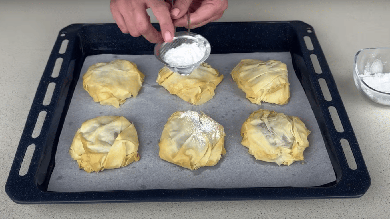 смачний рецепт слойок з кремом та вишневою начинкою