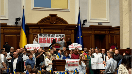 В Раде депутаты с плакатами против УПЦ МП блокируют трибуну Рады — что известно - 285x160