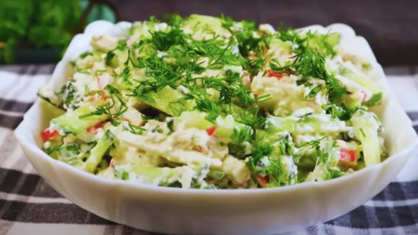 Крабовый салат по-новому: рецепт всего из 3 ингредиентов