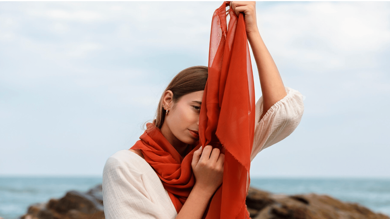 Не платки: новый фаворит стилистов среди весенних аксессуаров