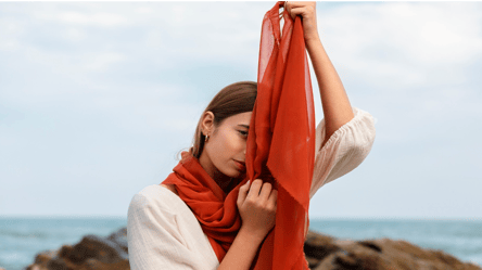 Не платки: новый фаворит стилистов среди весенних аксессуаров - 285x160