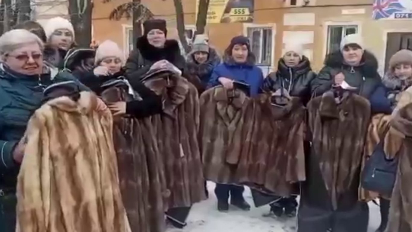 Чоловік в обмін на шубу: вдови із Донбасу дякують за "подарунки" із Москви - відео