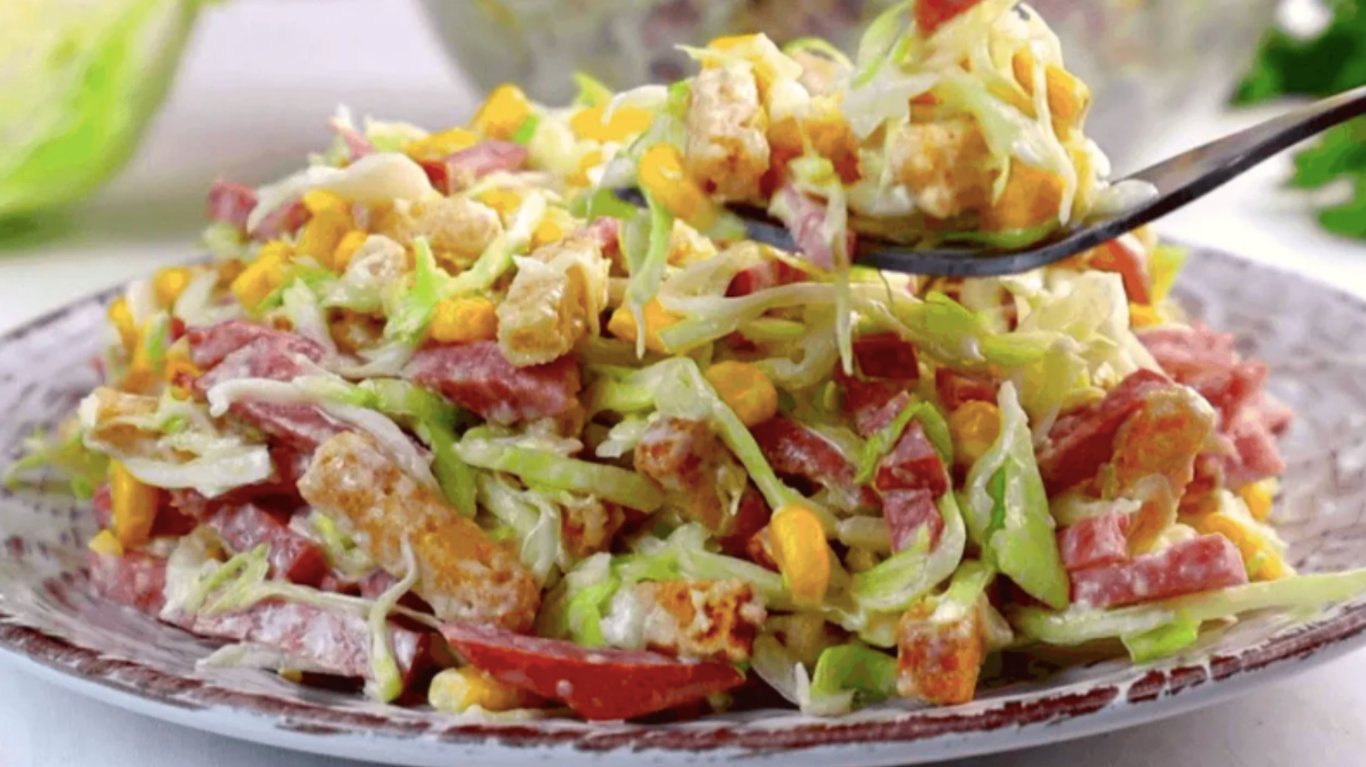 простий рецепт салату з капустою, кукурудзою, копченою ковбасою