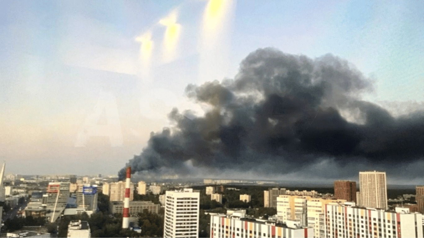 У Москві прогриміли вибухи — горить склад