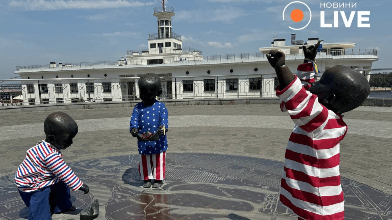 До Дня незалежності США малюкам-засновникам Києва одягли нове вбрання — фото