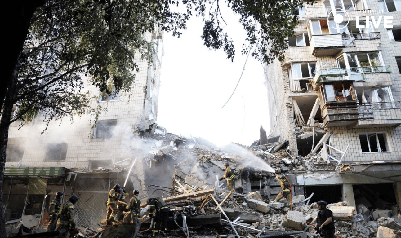 Знищений під’їзд багатоповерхового будинку в Солом’янському районі Києва після ракетного удару