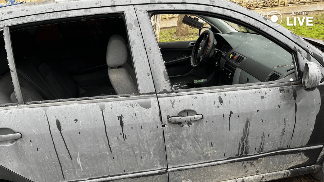 Пошкоджена автівка унаслідок обстрілу