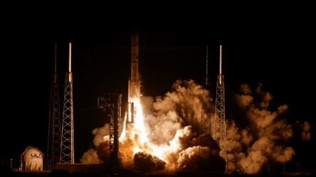 США вперше за понад 50 років запустили ракету на Місяць — на її борту є прапор України - 285x160