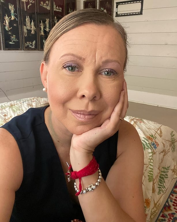 Оксана Баюл фотографується