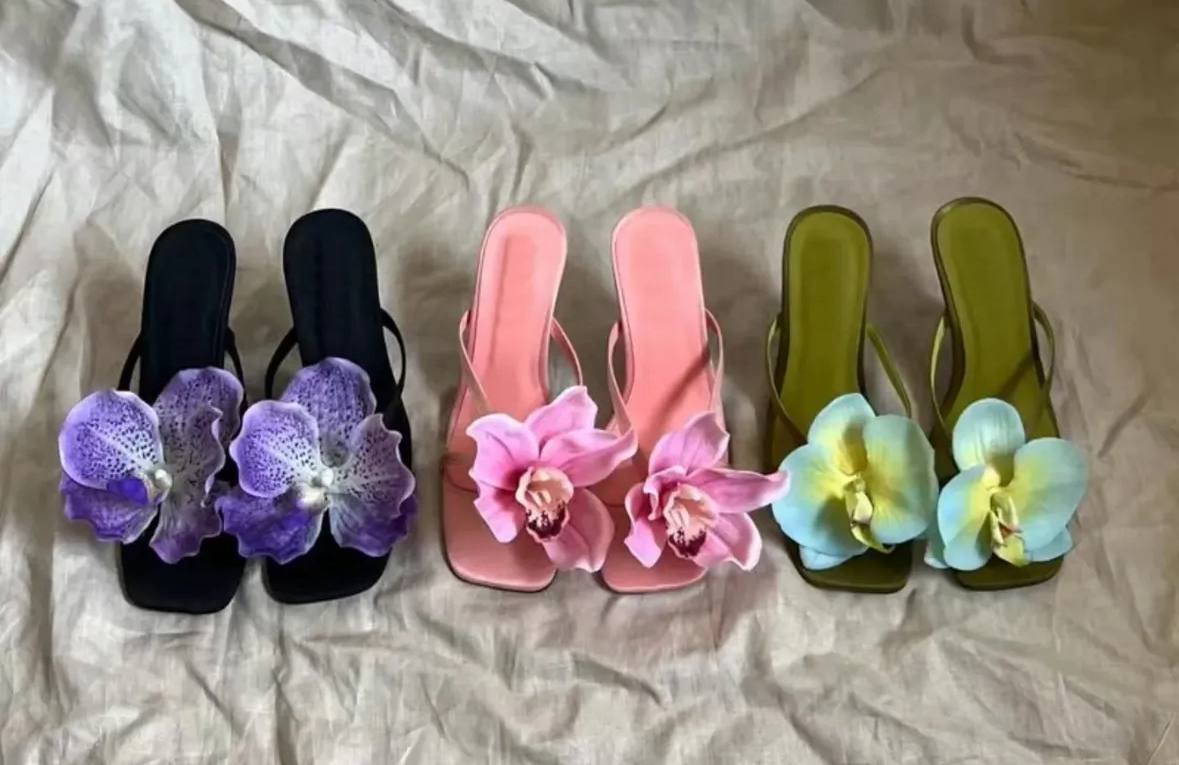 Trendy sandals with original decoration