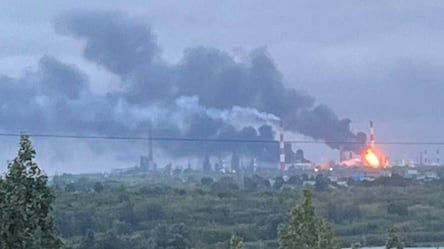 У Росії після атаки БпЛА горить Сизранський НПЗ - 285x160
