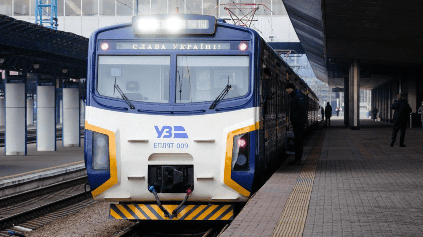В Киеве под поезд электрички попал человек — рейсы задерживаются