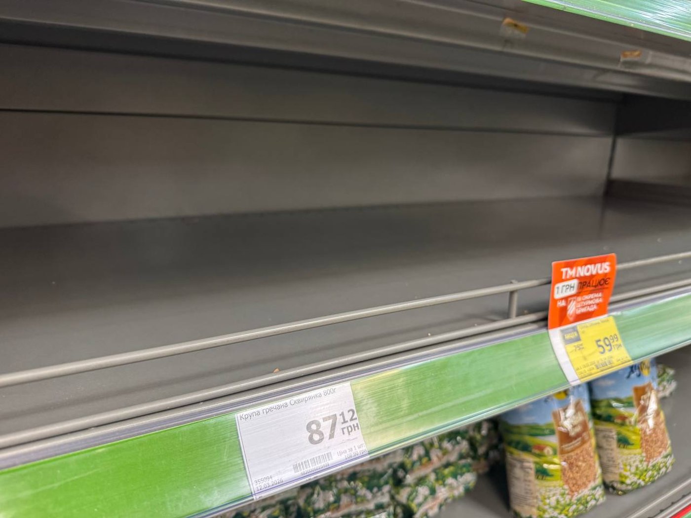 Полиці порожні, але не всюди: у Києві розкупили дешеві борошно та крупи - фото 5