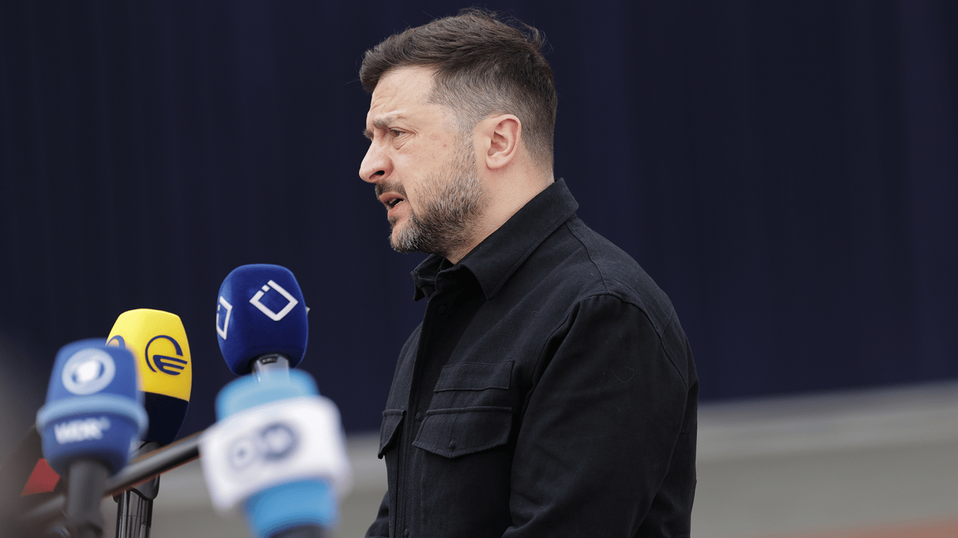 Зеленский предупредил о дронах над парадом 9 мая в Москве