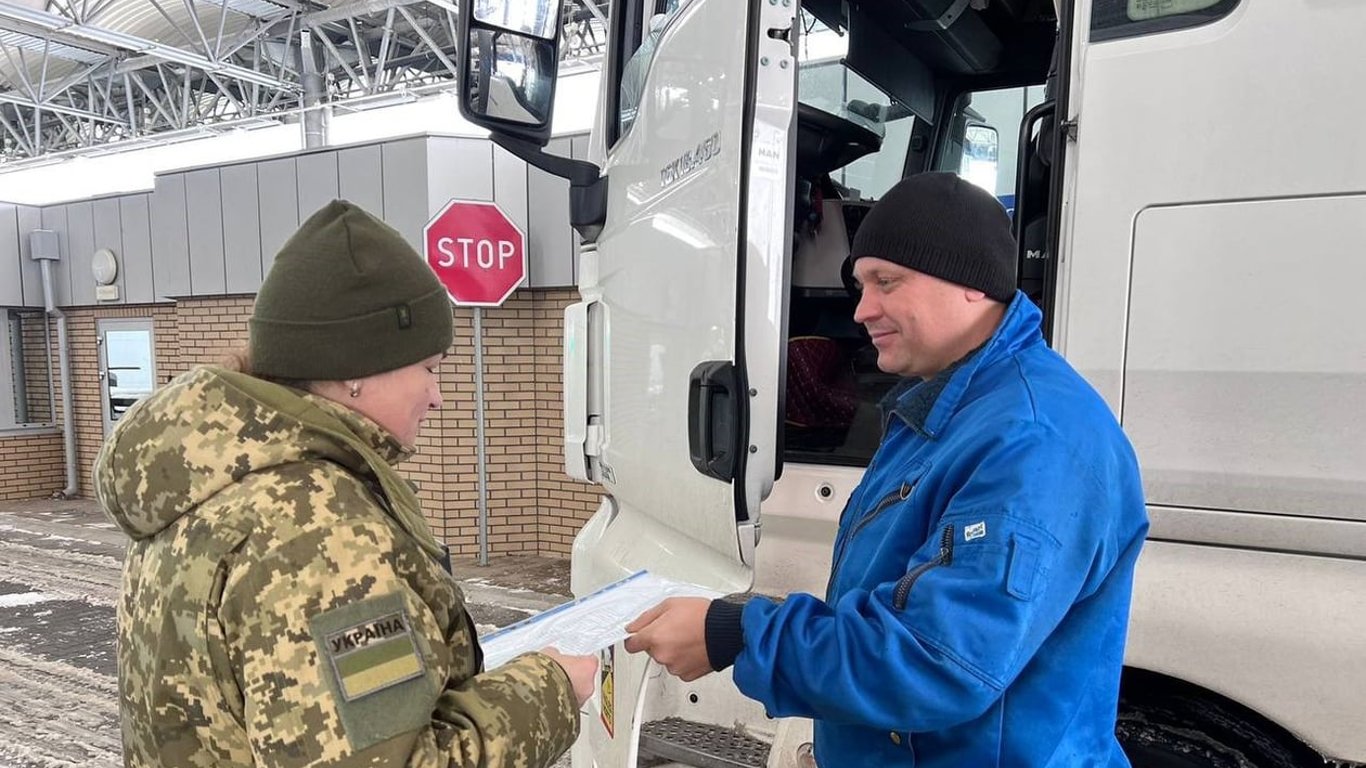 В ДПСУ розповіли, скільки вже пропустили вантажівок на кордоні з Польщею