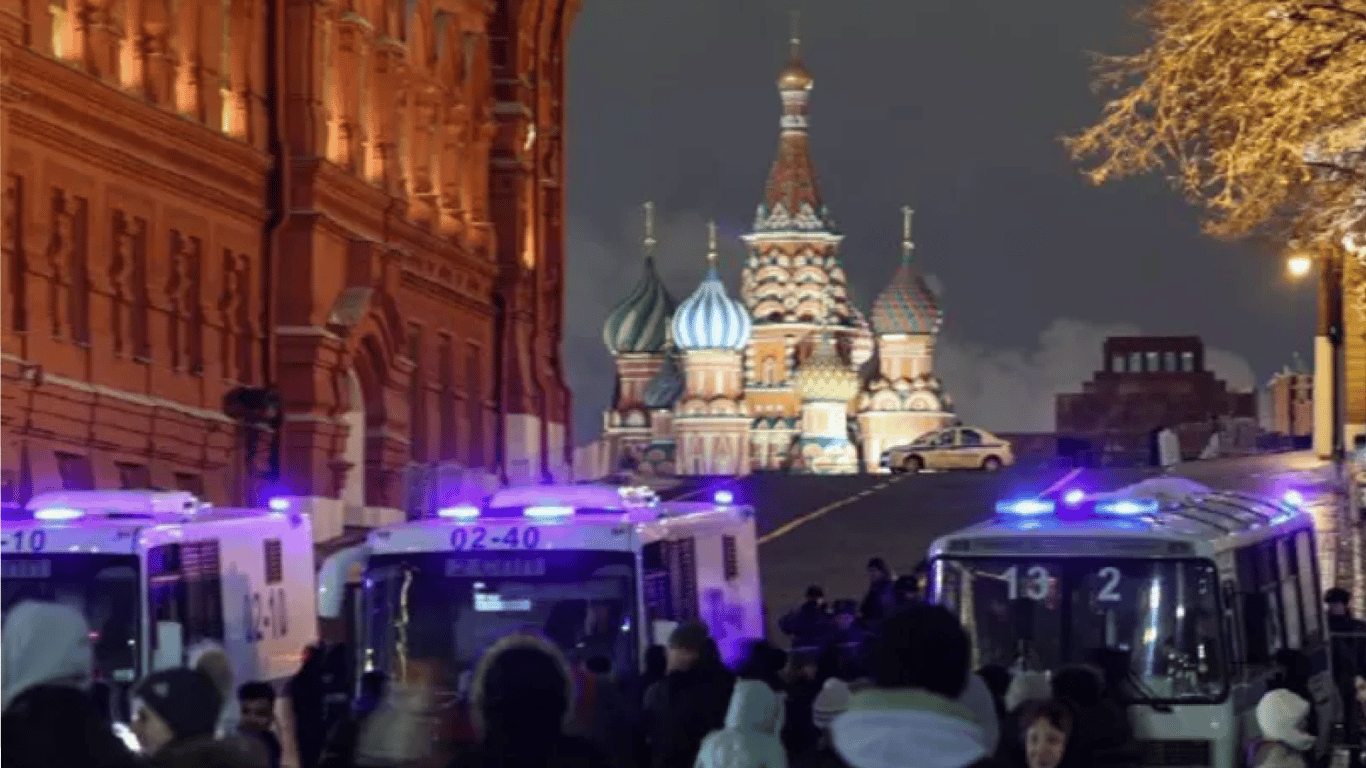 У новорічну ніч у москві поліція била та "пакувала" в автозаки людей