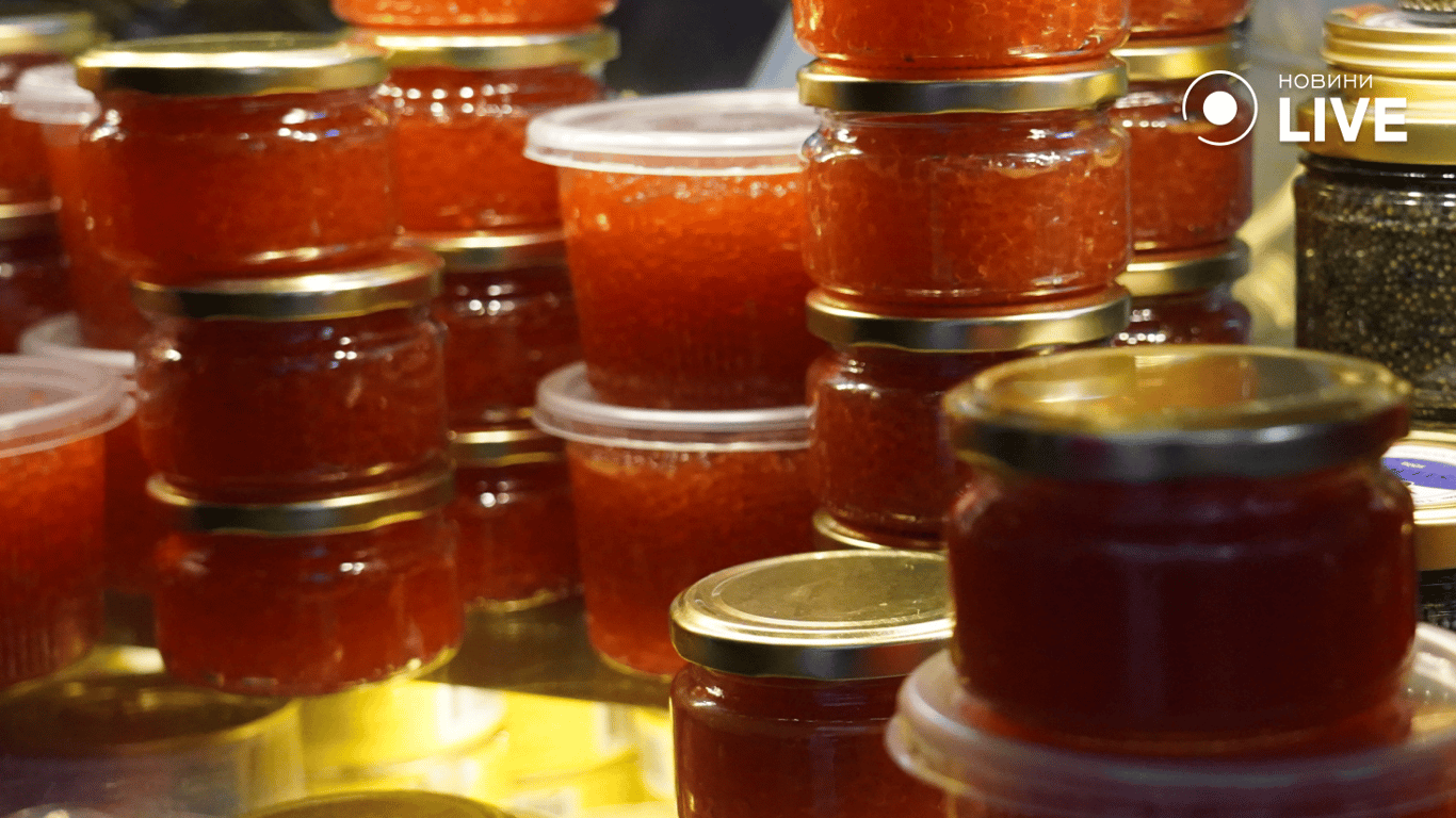 Банки с икрой на прилавке. Фото: Новости.LIVE/ Юлия Браславская