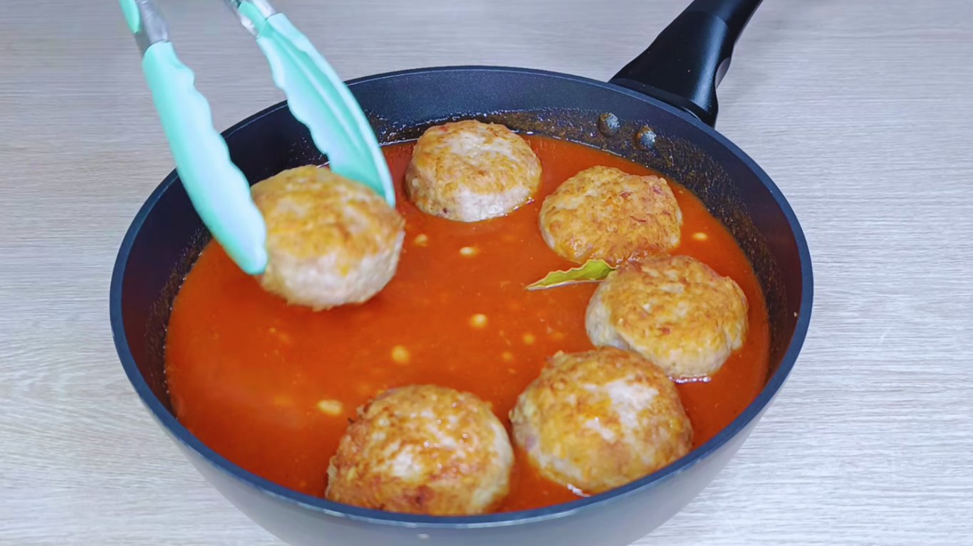 смачні тефтлеті в томатному соусі