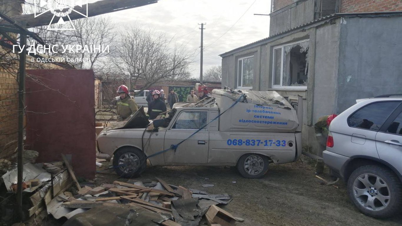Выбиты окна и разрушен гараж: в Одесской области взорвалась машина