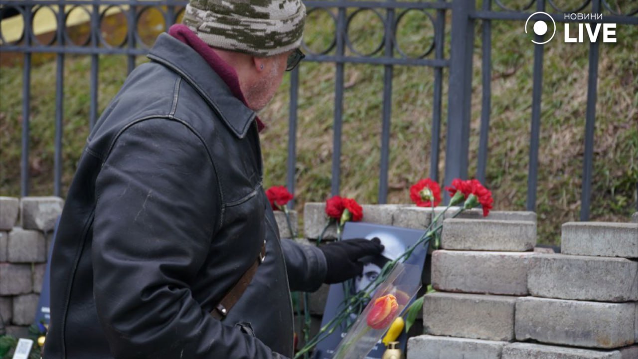 В Киеве чтят память погибших Героев Небесной Сотни - фото 6