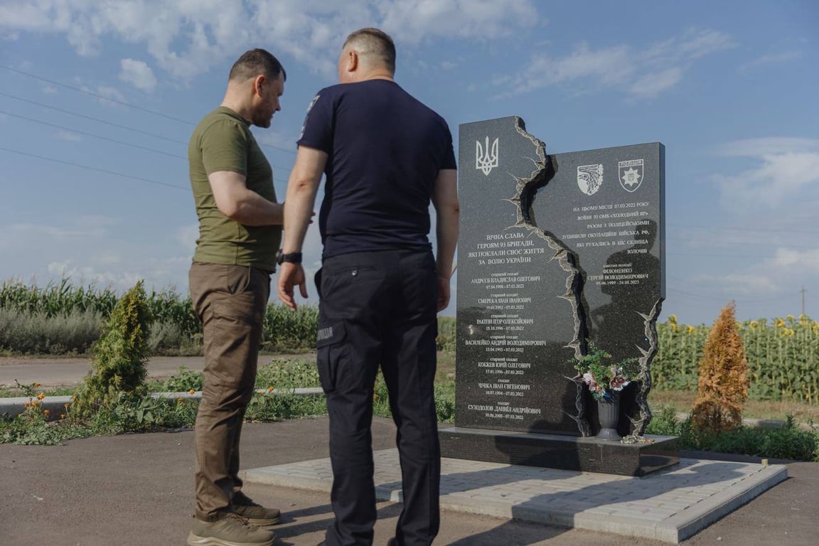 У установленного мемориала почтили память погибших полицейских