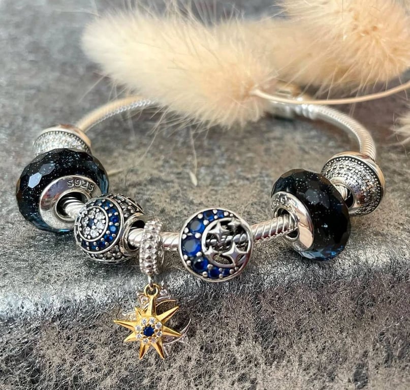 Сharm-браслети не виходять з моди