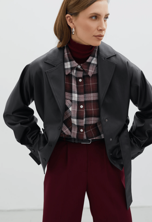 Шкіряний жакет в образі має елегантний вигляд