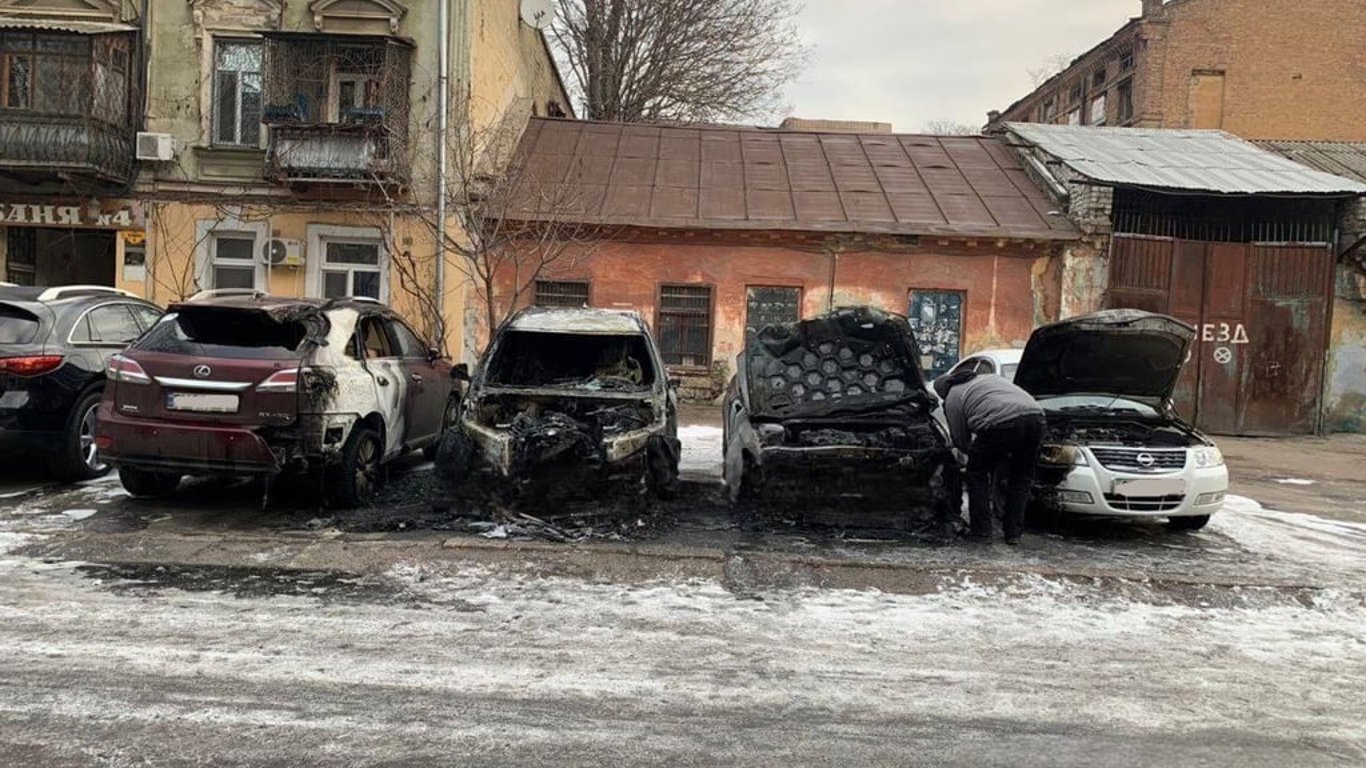 В центрі Одеси згоріли 4 автомобілі: обійшлося без жертв.