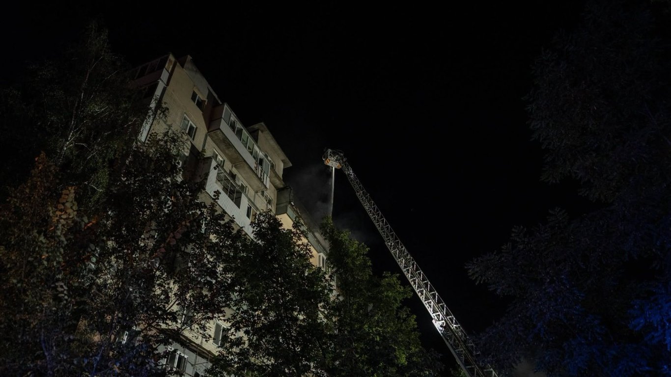 Російська атака на Київ спричинила пожежу в дев'ятиповерхівці