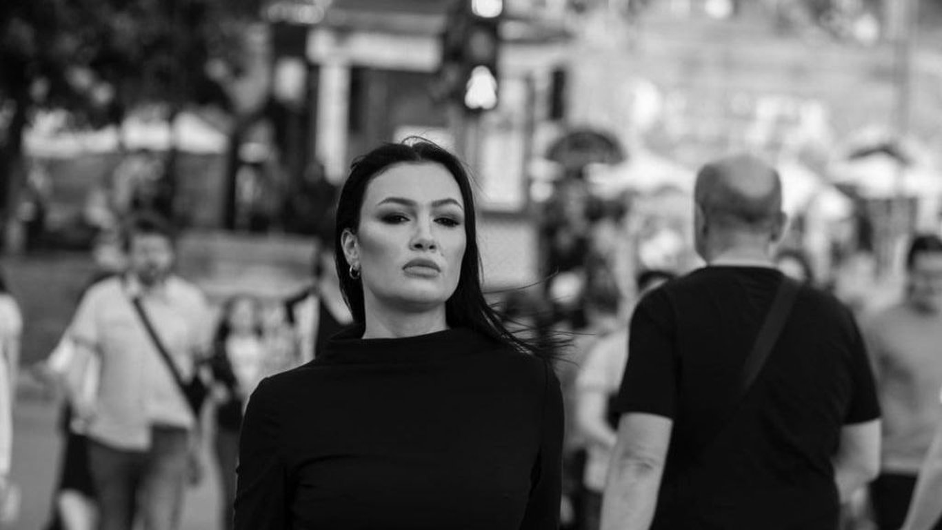 Анастасия Приходько снялась в стильной фотосессии в центре Киева