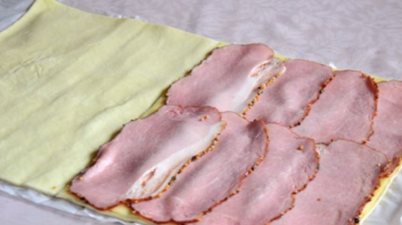 квадратики с ветчиной и сыром из слоеного теста